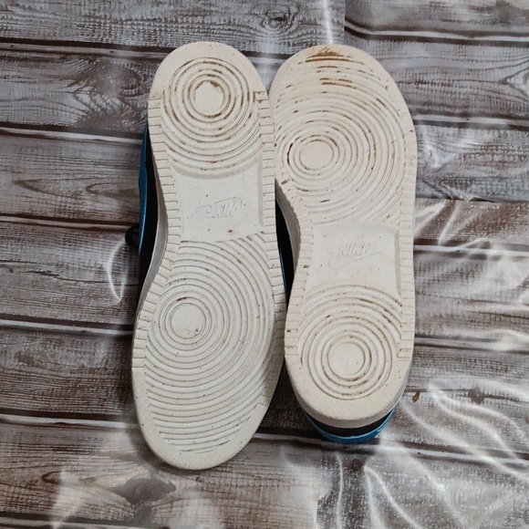 Nike shoes - Picture 3 of 5